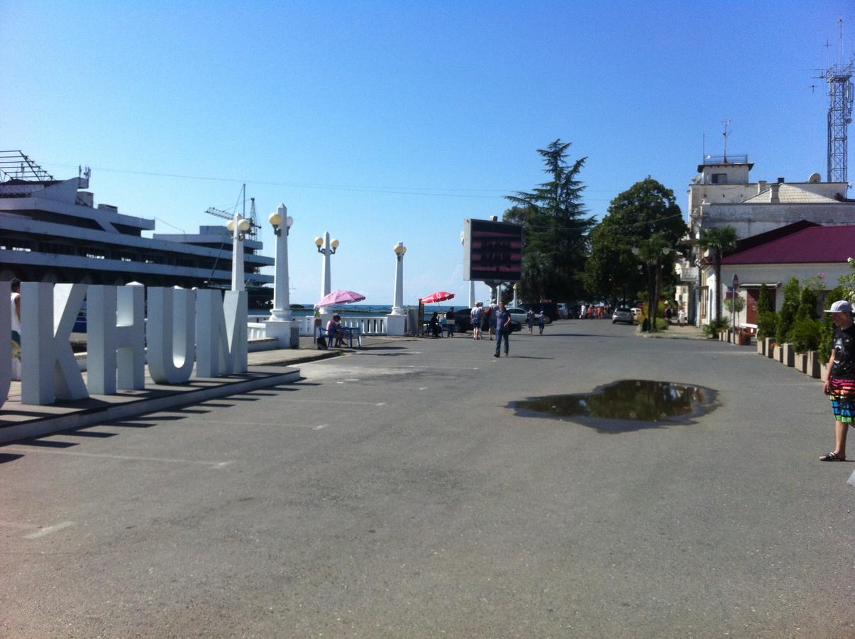 Homestay On Akademika Sakharova Sukhumi Esterno foto